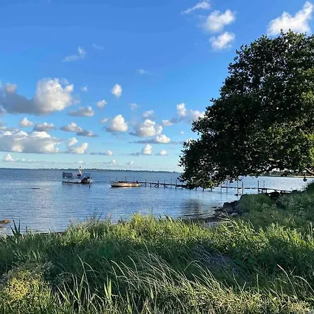 Smukke Omgivelser I Troense *