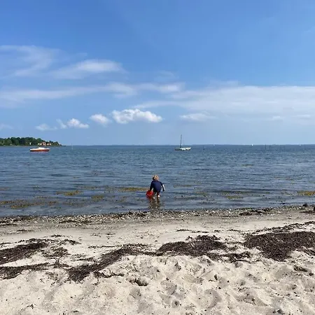 Smukke Omgivelser I Troense *