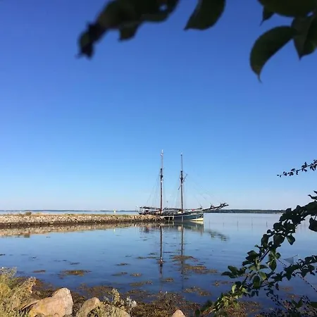 Smukke Omgivelser I Troense * スベンボー