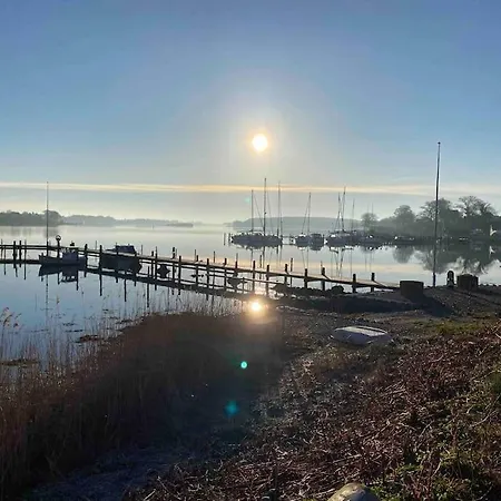 Smukke Omgivelser I Troense アパート スベンボー